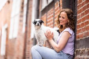 Kate Kitchenham mit ihrem Hund 