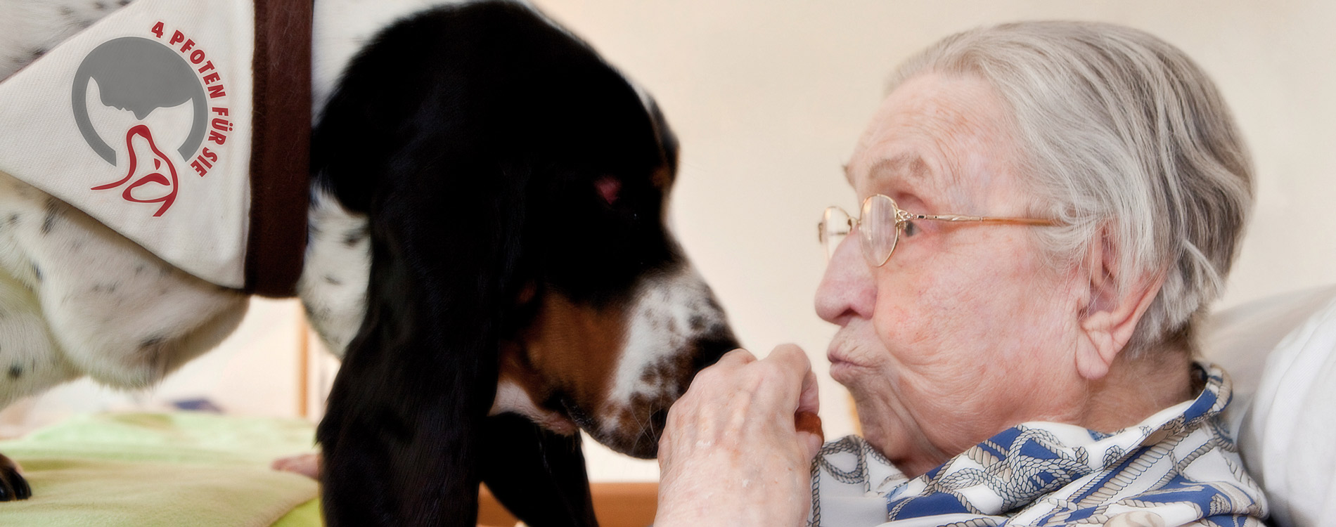 Hund und Seniorin in Pflegezimmer